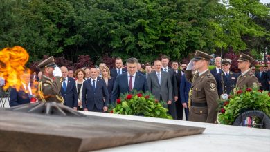 Photo of Hrvatska obilježava Dan državnosti: Zvaničnici položili cvijeće kod Spomenika domovini