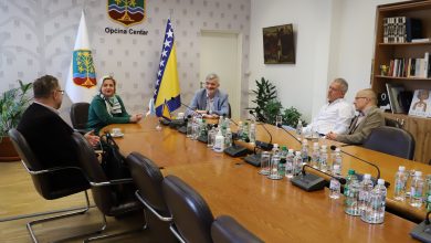 Photo of Pisac Ilija Trojanow dobitnik nagrade “Bosanski stećak” posjetio općinu Centar