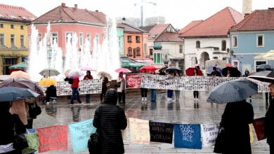 Photo of Srebreničke majke okupile se na Trgu slobode u Tuzli: Ako imate ljudskosti recite nam gdje su masovne grobnice