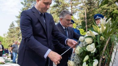 Photo of Komšić i Bećirović u Tuzli odali počast ubijenim u masakru na Kapiji