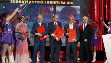 Photo of Dobitnici ‘Večernjakovog pečata’ za osobe godine Michael Murphy, Christian Schmidt i Johann Sattler