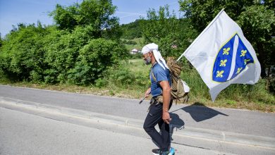 Photo of Nisvet Dizdarević pješači od Pariza do Srebrenice: Snagu mi daje sjećanje na žrtve genocida