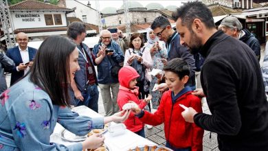 Photo of Gradonačelnica Sarajeva počastila građane baklavom i čestitala bajram