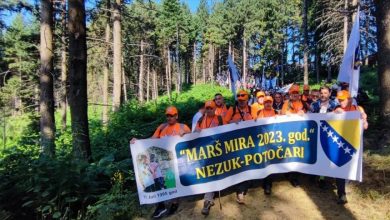 Photo of Iz Nezuka krenuo “Marš mira”: Hiljade ljudi odaju počast žrtvama genocida u Srebrenici