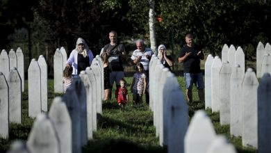 Photo of Porodice na mezarima u Potočarima: Treba dan da se obiđe familija koja je ukopana u Memorijalnom centru