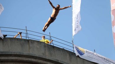 Photo of Pobjednik 457. skokova sa Starog mosta Evald Krnić iz Crne Gore