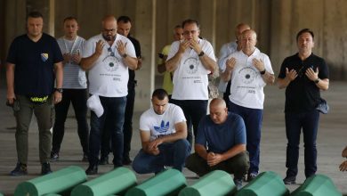 Photo of Premijer Nikšić s delegacijom Vlade FBiH posjetio Memorijalni centar Srebrenica