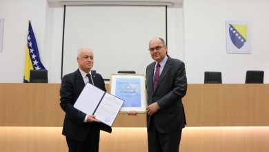 Photo of Schmidt dobio Zlatnu plaketu Centralne izborne komisije BiH