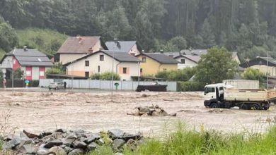 Photo of Poplave u Austriji i Sloveniji, bujice nose automobile, ceste zatvorene, sela odsječena