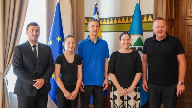 Photo of Ademović i gradonačelnica Karić upriličili prijem za karate prvake, Sanjina i Saru Hukara