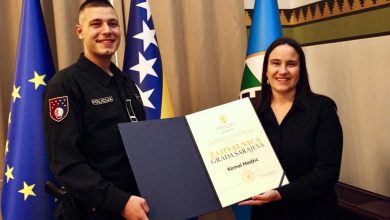 Photo of Gradonačelnica nagradila policajce koji su spasili izletnika na Skakavcu