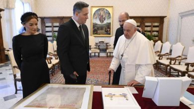 Photo of Bećirović poklonio papi Franji primjerak knjige Codex diplomaticus Regni Bosnae