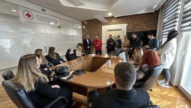 Photo of Srednjoškolci iz Sarajeva prikupili novac za pomoć Gazi i donirali Crvenom krstu/križu