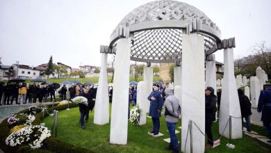 Photo of Delegacije položile cvijeće na Mezarju ‘Kovači’ i mezaru Alije Izetbegovića