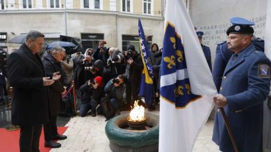 Photo of Polaganjem cvijeća kod Vječne vatre obilježen Dan državnosti BiH