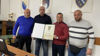 Photo of Ministru Osmanoviću uručena zahvalnica Udruženja boraca “Bosnae Zelene beretke”