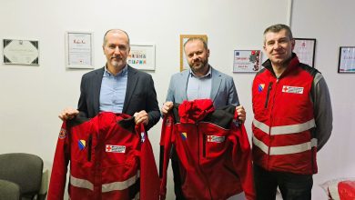 Photo of Uručene nove uniforme za deset volontera OO Crvenog križa Novo Sarajevo