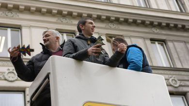 Photo of Mandić sa najmlađima iz Centra „Colibri“ okitio jelku ispred Opštine Centar