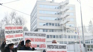 Photo of Održani protesti ispred OHR-a, građani zahtijevaju nametanje izmjena Izbornog zakona
