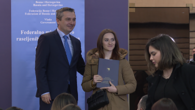Photo of Dnevnik TVSA: Federalno ministarstvo raseljenih osoba i izbjeglica dodijelilo je stipendije za 933 studenata  povratnika