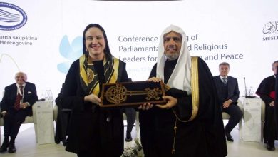 Photo of Karić uručila ‘Ključ Grada Sarajeva’ generalnom sekretaru Lige muslimanskog svijeta