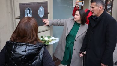 Photo of Otkrivena spomen-ploča na mjestu stradanja mladih doktorica Azre Spahić i Alme Suljić