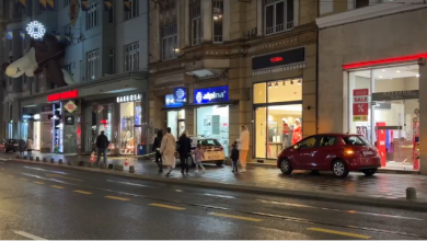 Photo of U Titovoj ulici dogodila se teška saobraćajna nesreća, automobil udario pješakinju