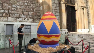 Photo of Ispred Katedrale postavljeno uskršnje jaje