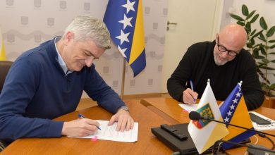 Photo of Umjetniku Alminu Zrni uručeni ključevi od stana