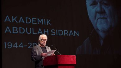Photo of Održana komemoracija povodom smrti Abdulaha Sidrana u prepunoj dvorani Narodnog pozorišta