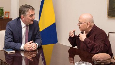 Photo of Komšić: Odlazak književnog velikana Abdulaha Sidrana veliki gubitak za naše društvo i državu
