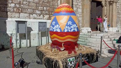 Photo of Ispred sarajevske Katedrale postavljeno uskrsno jaje