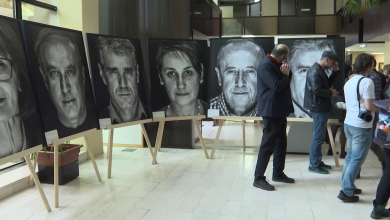 Photo of Dnevnik TVSA: Portreti žrtava rata – heroji mira „Lično“ naziv je izložbe fotografa Velije Hasanbegovića koja je otvorena u Parlamentu Federacije BiH