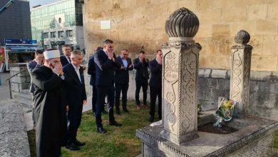 Photo of Konaković i Ademović odali počast prvom ministru vanjskih poslova RBiH dr. Irfanu Ljubijankiću