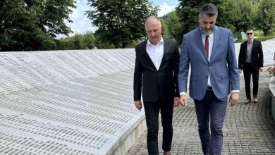 Photo of Helez u Srebrenici:  Pozivam one koji ovdje osporavaju genocid da dođu sa svojom djecom i vide obuću civila iz masovnih grobnica