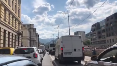 Photo of Velike saobraćajne gužve u centru grada, autobus stao na tramvajske šine