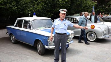 Photo of Izložba starih automobila u Sarajevu: Đevad Vereget iz Osijeka dovezao milicionerskog ‘tristaća’