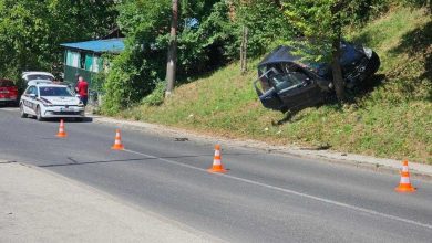 Photo of U neposrednoj blizini zgrade Suda BiH, automobil se zabio u stablo