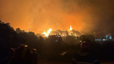 Photo of Požar kod Tučepa uz vatrogasce gase i dva kanadera, veliki dio Makarske rivijere je bez struje