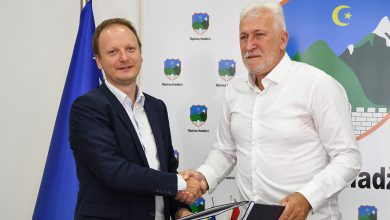 Photo of Ejubović i Bošnjak potpisali sporazume: Za obnovu fasada i rekonstrukciju krovova odobreno 255.000 KM