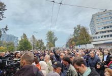 Photo of Nekoliko stotina građana na protestima ispred OHR-a