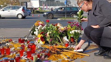 Photo of Novi Sad dan nakon tragedije: Svijeće i cvijeće kod mjesta nesreće, zastave na pola koplja