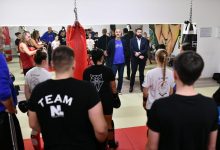 Photo of Ministar Magoda posjetio trening mladih sportista, udruženje “Kucaju na vrata zaboravljeni asovi” uručilo mu zahvalnicu za podršku