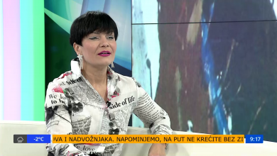 Photo of Alić-Šobot za TVSA/ U galeriji Srednje škole primjenjenih umjetnosti izložba „Osluškujući vjetar“(video)