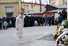 Photo of Nevini ljudi stajali u redu za vodu: Obilježena 32. godišnjica stradanja Sarajlija u Isevića sokaku