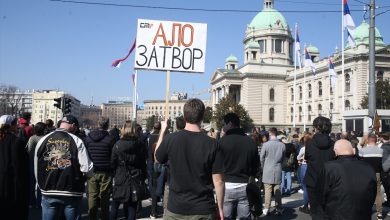 Photo of Protest građana ispred Skupštine Srbije dok poslanici uz sukobe vode žustru raspravu