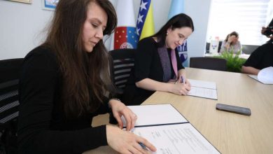 Photo of Karić potpisala ugovore s direktorima 15 škola o podršci učenicima za prijevoz i užinu