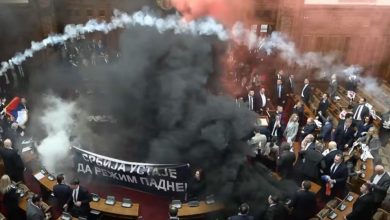 Photo of U Skupštini Srbije tučnjava, bačena i dimna bomba