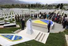 Photo of Na Vlakovu svečano otvoreno Centralno spomen-obilježje – nišan s grbom ljiljana