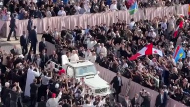 Photo of Papa Lav vozeći se “papamobilom” pozdravio vjernike prije inauguracije